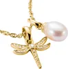 A close-up shot of a gold necklace with a dragonfly charm and a pearl. Anteprima dell’immagine prodotto