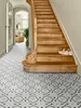 PVC-Bodenbelag in Fliesenoptik, verlegt im Flur und Wohnzimmer
 Produktbild-Vorschau
