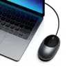 A wired USB-C mouse is placed next to a laptop. Produktbild-Vorschau