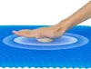 Blaues Waben-Gel-Kissen mit einer Hand, die darauf drückt, was seine Flexibilität und Unterstützung um ein Ei demonstriert Produktbild-Vorschau