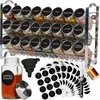 Silbernes Metall-Gewürzregal mit 24 mit verschiedenen Gewürzen gefüllten Glasgläsern, begleitet von leeren Etiketten, einem weißen Kreidestift und einem schwarzen zusammenklappbaren Trichter Produktbild-Vorschau