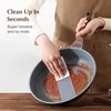 A person is cleaning a frying pan with a paper towel, showing the non-stick surface. Produktbild-Vorschau