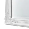 A close-up view of the ornate white frame of a mirror. Voir les images du produit