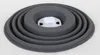 A gray silicone collapsible lid with a white plastic center piece is shown. Voir les images du produit