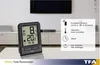 A digital thermometer is displayed on a table with a modern living room in the background. An overlay provides feature details about the thermometer. Anteprima dell’immagine prodotto