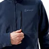 Dunkelblaue Prism Half-Zip Polartec-Fleecejacke von Berghaus; getragen von einem Mann; der den Reißverschluss hält. Produktbild-Vorschau