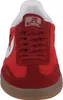 Front view of a red sneaker. Voir les images du produit