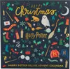 A dark blue background is filled with various Harry Potter themed Christmas illustrations, including a golden snitch, a broomstick, socks, sweaters, and snowflakes. Voir les images du produit