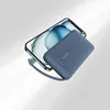 A blue Belkin power bank is connected to a smartphone, charging it. Produktbild-Vorschau