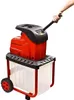 A person's hand is holding the handle of a red and black electric garden shredder with a clear plastic collection bin. Anteprima dell’immagine prodotto