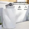 A white ceramic stool with a spiral design is shown in a well-lit indoor setting, possibly a living room or hallway, with some greenery in the foreground and headphones on books in the background. Text overlays highlight product features. Anteprima dell’immagine prodotto