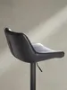 Detailaufnahme des stabilen schwarzen Trompetenfußes und der praktischen Fußablage des modernen Küchenhockers._#sku_SAFWL7.005# Produktbild-Vorschau