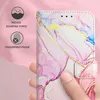 A hand is holding a phone case with a marble pattern. There are icons and text describing features on the left side of the image. Produktbild-Vorschau