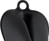 A close-up view of a black pizza peel with a loop at the top. Voir les images du produit