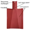A red plastic cutting board with labels pointing out its features. Produktbild-Vorschau