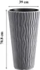 A tall, grey, wavy patterned planter with dimensions indicated. Voir les images du produit