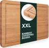 A close-up view of a bamboo chopping board with a dark green label wrapped around it. Náhled obrázku produktu
