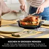 People are serving a roasted chicken from a glass cooking pot. Anteprima dell’immagine prodotto
