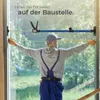A man is using a blue adjustable tension rod to measure or hold something in place in a window frame. Náhled obrázku produktu