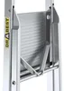 A close-up view of the top section of an aluminum ladder, focusing on the platform and support structure. Voir les images du produit