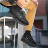 A person is sitting on a railing, wearing black New Balance sneakers and yellow pants. Anteprima dell’immagine prodotto