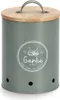A gray metal garlic storage container with a bamboo lid and a white graphic on the front. Produktbild-Vorschau