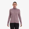 Dame trägt eine lila Midlayer-Jacke von Montane; mit Reißverschluss und Stehkragen; in sportlicher Pose.