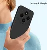 A person's hand holding a black smartphone case. Produktbild-Vorschau