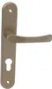 A close-up studio shot of a gold door handle with a long escutcheon plate, featuring a keyhole. Podgląd zdjęcia produktu