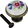 A floral ceramic drawer knob and a screw are shown against a white background. Produktbild-Vorschau