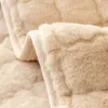 Nahaufnahme einer weichen, plüschigen beigen Kunstfelldecke mit gesteppter Textur Náhľad obrázku produktu