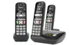 Three Gigaset cordless phones are displayed on a white background. Two are upright, and one is on its charging base. Anteprima dell’immagine prodotto