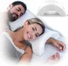 A couple sleeping in bed, with the woman using a special pillow that allows her arm to rest underneath her head. Anteprima dell’immagine prodotto