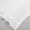 A close-up view of white sheer fabric with lace trim, likely a curtain or similar textile. Voir les images du produit
