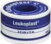 A roll of medical tape on a white background. Voir les images du produit