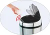 A hand is shown holding a sanitary pad over an automatic trash can, with red sensor waves indicating the trash can's sensor. Anteprima dell’immagine prodotto