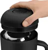 A hand is shown closing the lid of a black insulated carafe. Voir les images du produit