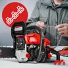 A person is holding a chainsaw chain next to a chainsaw. Produktbild-Vorschau