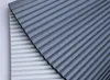 A close-up view of two pleated blinds, one dark gray and one light gray, layered on top of each other. Anteprima dell’immagine prodotto