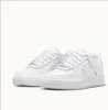A pair of white Nike Air Force 1 sneakers on a white background. Anteprima dell’immagine prodotto