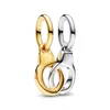 Two charms, one gold and one silver, are interlinked and presented against a white background. Anteprima dell’immagine prodotto