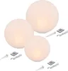 Three illuminated spherical lights of varying sizes are arranged on a white background, accompanied by their accessories. Produktbild-Vorschau