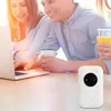 Weißer tragbarer WLAN-Hotspot auf einem Holztisch, im Hintergrund zwei Personen, die ein Laptop benutzen Náhľad obrázku produktu
