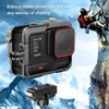 A person rock climbing with a sports camera mounted on their chest, with a close-up of the camera and its mount in the foreground. Produktbild-Vorschau
