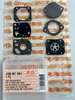 A set of carburetor parts laid out on a white and orange patterned background. Produktbild-Vorschau