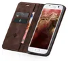 A brown leather flip case for a Samsung Galaxy S7 edge phone, shown open with the phone displaying the lock screen. Produktbild-Vorschau
