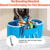 A person is bathing a dog in a portable pet shower tub. The tub is blue with a white triangle pattern. There are accessories in a pocket on the side of the tub. Text overlays describe features. Produktbild-Vorschau