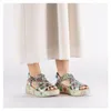 Rieker Damen Sandale mit Hochfront Blumenmuster und Plateau Produktbild-Vorschau 11