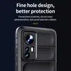 Close-up of a black phone case with a camera cutout, against a dark background with marketing text. Produktbild-Vorschau