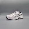 A single white and navy running shoe is displayed against a plain gray background. Produktbild-Vorschau
